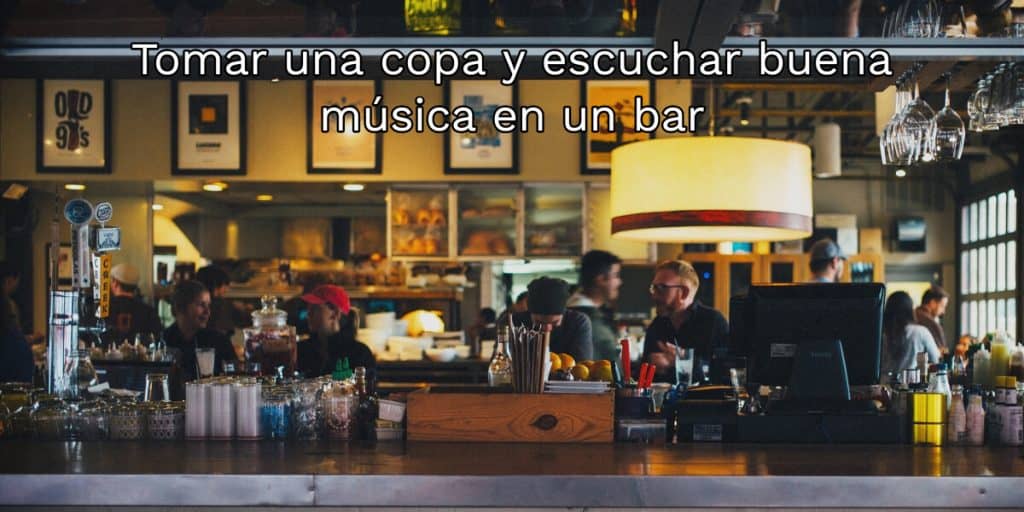 escuchar musica en barcelona por la noche en un bar