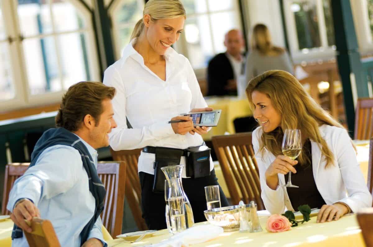 ¿Cómo mejorar la experiencia a los clientes de un hotel?