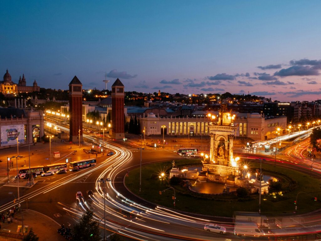 Vista elevada de Barcelona por la noche con las luces de la ciudad