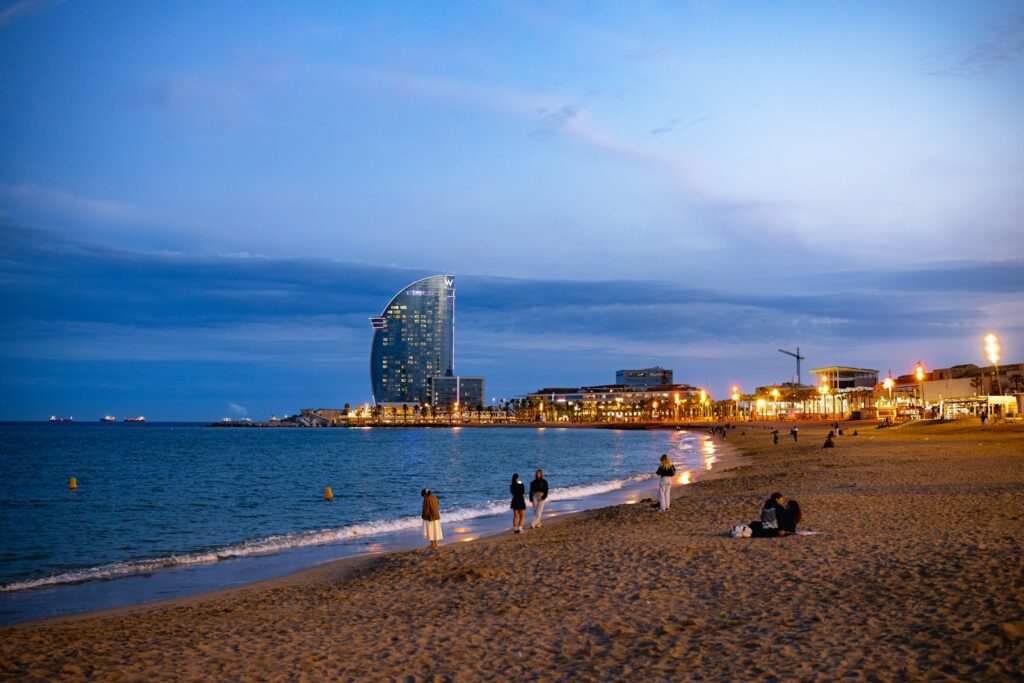Bañistas disfrutando de las vistas de Barcelona al atardecer