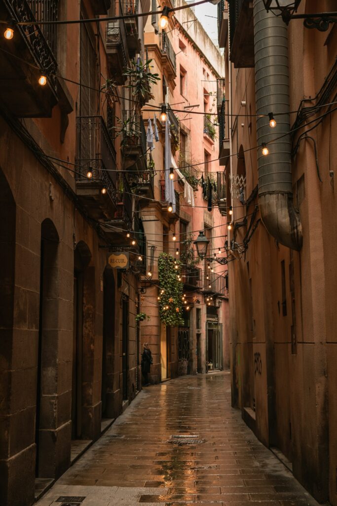 Callejón estrecho de Barcelona con personas paseando